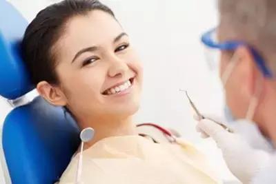 牙周病的系�y治��和�A防方法
